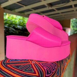 Berness‎ Flora hot pink platform sandals in size 8